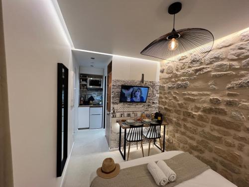 Cette chambre comprend une cuisine et une table. dans l'établissement Studios Clouet-Paris Centre- XVe!, à Paris