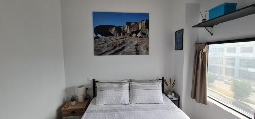 a bedroom with a bed and a picture on the wall at ΑΘΗΝΑ A7 in Katerini