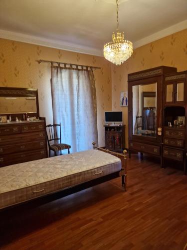 Un dormitorio con una cama, una cómoda y un espejo. en Villa Mary Sol, en Savoca