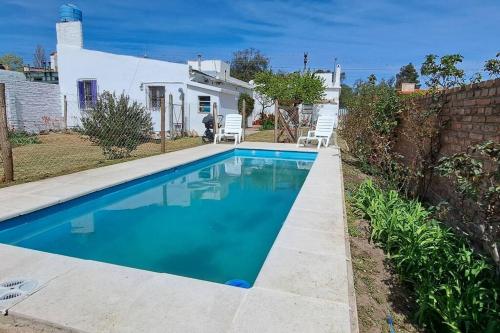 een zwembad voor een huis bij Casa Cedrón in La Cumbre