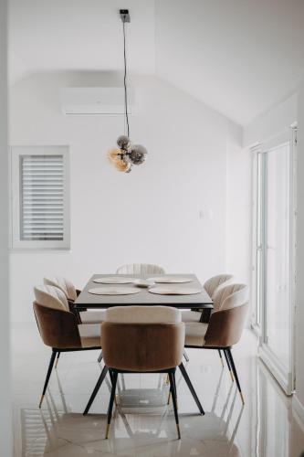 a dining room with a table and chairs at Sea view APARTMENT PEPE in Podstrana