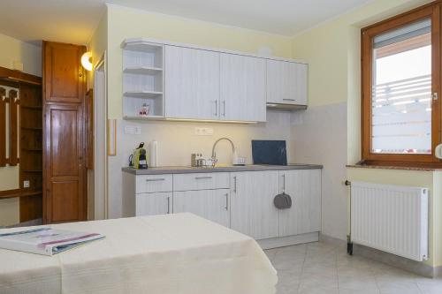 Cucina o angolo cottura di Ács Apartman