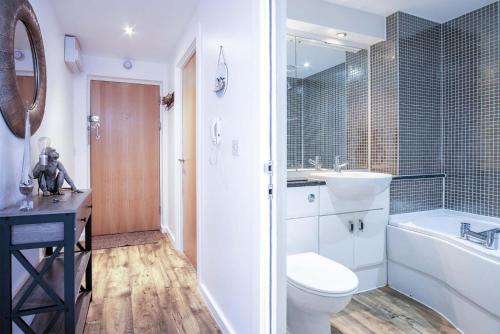 Koupelna v ubytování Skyline Duplex Penthouse - 3 Bedroom - Llanelli