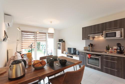 une cuisine avec une table en bois et une salle à manger dans l'établissement Bakea, à Ustaritz