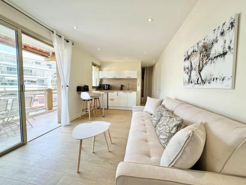un salon avec un canapé et une table dans l'établissement Le studio Palm Beach, Clim ,Parking, Neuf, à Cannes