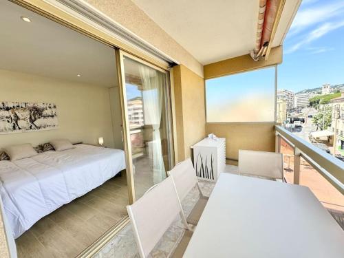 - une chambre avec un lit et une vue sur la ville dans l'établissement Le studio Palm Beach, Clim ,Parking, Neuf, à Cannes