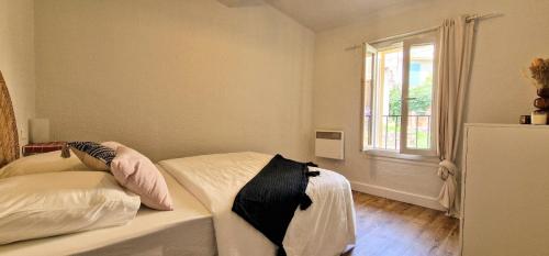 une chambre avec un lit et une fenêtre dans l'établissement Charmant appartement, à Banyuls-sur-Mer