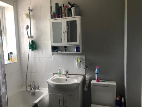 ein Badezimmer mit Waschbecken, Toilette und Spiegel in der Unterkunft Basildon, private room in a flat in Basildon