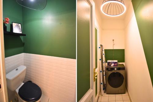 a bathroom with a toilet and a green wall at Évasion au Château Ravenel in Ravenel