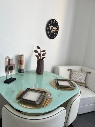 une salle à manger avec une table et un canapé dans l'établissement Cosy Cannes Studio, à Cannes