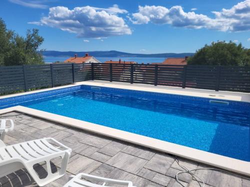 Apartment with pool Tomic