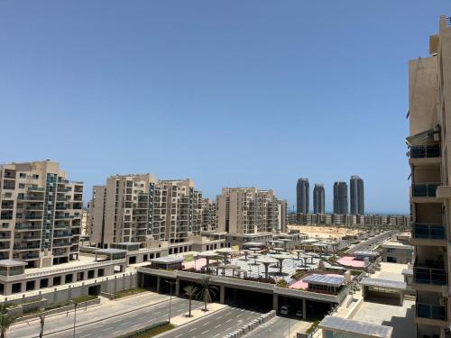 Nespecifikovaný výhled na destinaci El Alamein nebo výhled na město při pohledu z apartmánu
