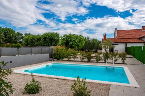 a swimming pool in the backyard of a house at Holiday home Olive Hill in Brig