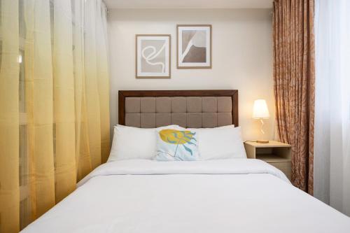 Ένα ή περισσότερα κρεβάτια σε δωμάτιο στο LD Cozy Condo Unit - BE Residences near Cebu IT Park