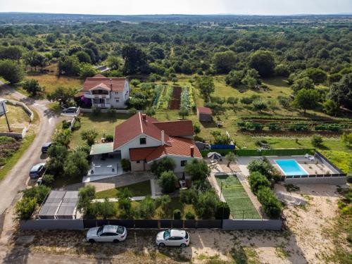 an aerial view of a house with a pool at Holiday home Olive Hill in Brig