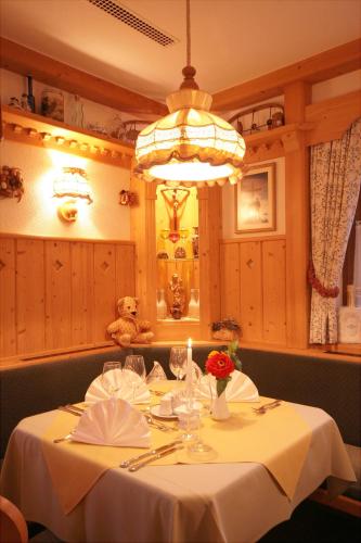a dining room with a table with a white table cloth at Aktiv & Sport Apartments Oberjörg in Rattendorf
