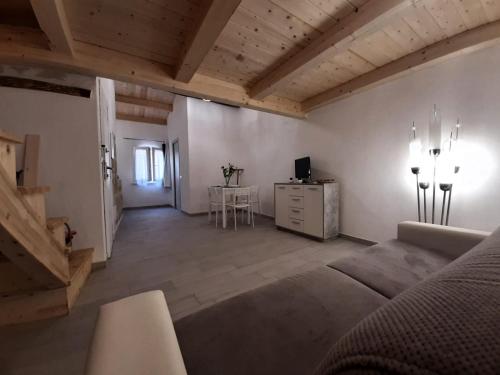Ruang duduk di Nice apt in a street in old town