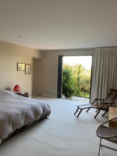 une chambre avec un lit et une grande fenêtre dans l'établissement Villa Sainte Victoire, au Tholonet