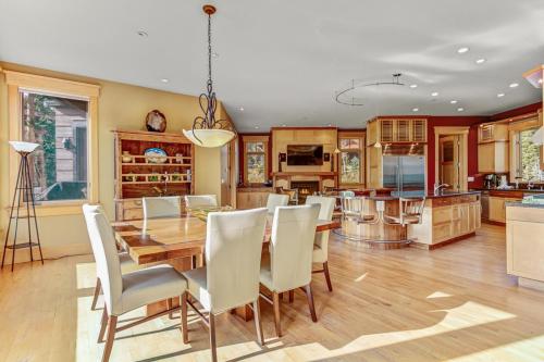 a kitchen and dining room with a table and chairs at Kokomo Lodge in Copper Mountain