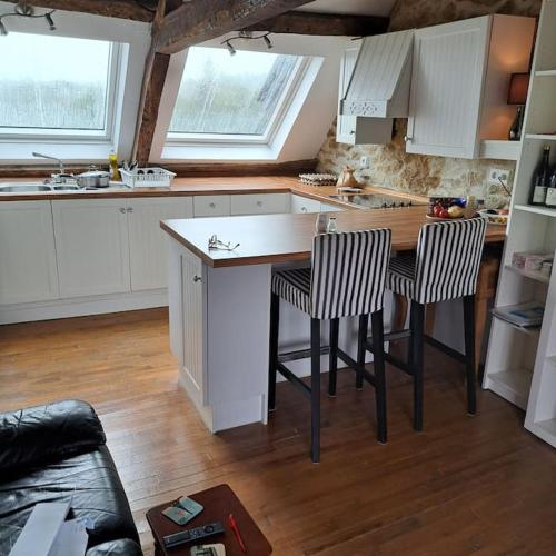 una cucina con tavolo e sedie in una stanza di Centre Ville Loft a Huelgoat