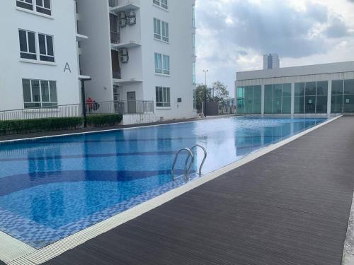 Kolam renang di atau dekat dengan Kyu Residence lMÜSLIM HOMESTAYl at Bangi Gateway Service Apartment Wifi Netflix Air-Con in Every Room