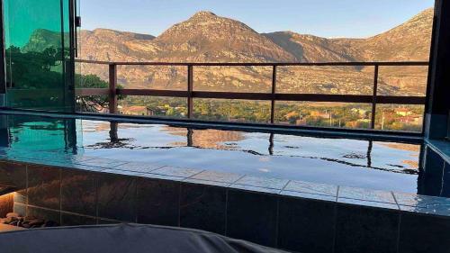 een kamer met uitzicht op een bergketen bij Casa 422 - Loft Bromélia in Santana do Riacho