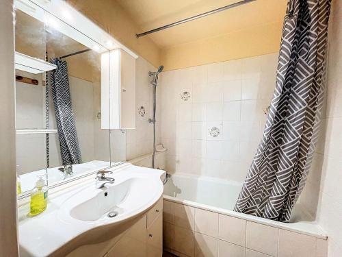Kúpeľňa v ubytovaní Charmant Studio Rénové 5 Pers, Balcon Sud, Skis aux Pieds, Piscine Chauffée, Près Commerces et ESF - FR-1-267-192