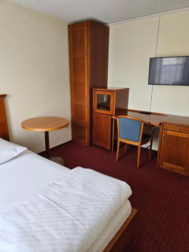 a hotel room with a bed and a desk at Hotel Landgasthof Pressel in Pressel