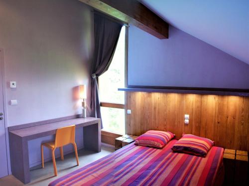 Un pat sau paturi într-o cameră la Chalet moderne, spacieux et proche des pistes - 12 pers. - FR-1-267-259