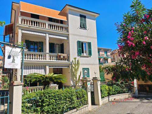 a white house with a fence and trees at Il sogno di Jo a 50 mt dal mare in Borgio Verezzi