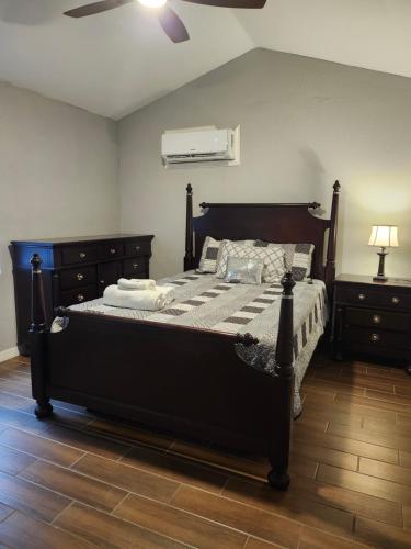 a bedroom with a large bed with a wooden floor at la casa del bosque in Bradenton