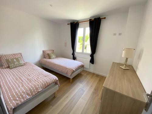 Cette chambre comprend un lit, une chaise et une fenêtre. dans l'établissement La ville es goutté, à Créhen