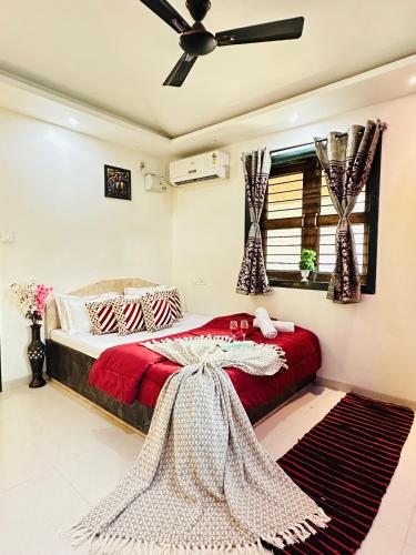 Lifeline Villas - Exclusive 2bhk Taraangan Farm With Huge Private Pool And Lawn Areaにあるベッド