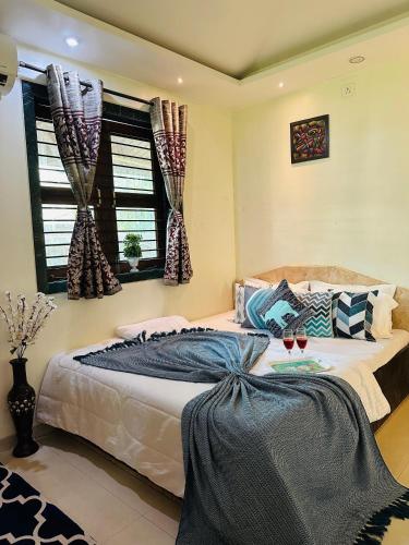 Lifeline Villas - Exclusive 2bhk Taraangan Farm With Huge Private Pool And Lawn Areaにあるベッド