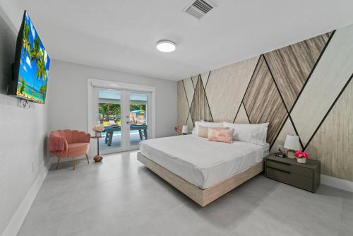 Ένα ή περισσότερα κρεβάτια σε δωμάτιο στο Exclusive Retreat Poolside Oasis and Entertainment L49