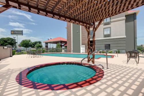 Бассейн в La Quinta by Wyndham Weatherford или поблизости