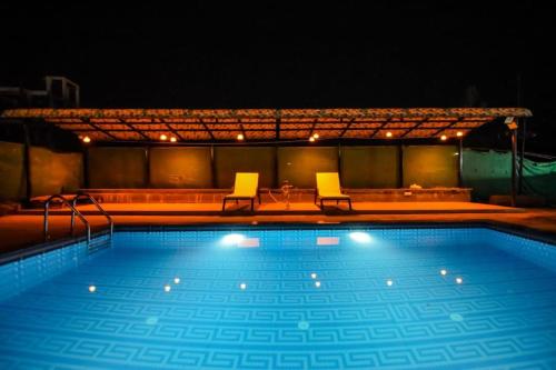 Lifeline Villas - Exclusive 2bhk Taraangan Farm With Huge Private Pool And Lawn Areaの敷地内または近くにあるプール