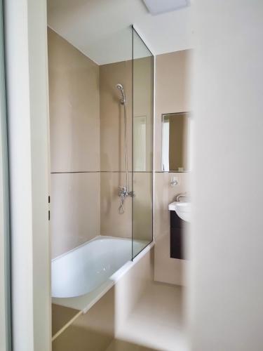 a bathroom with a bath tub and a sink at Edificio Brown in Caleta Olivia