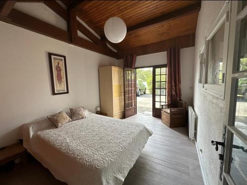 une chambre avec un lit dans une pièce avec une fenêtre dans l'établissement Logement agréable sur Le Teich, au Teich