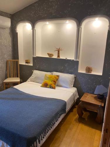 une chambre avec un lit avec deux oreillers dessus dans l'établissement Évasion Provençale, Plage à 1km Les Issambres, aux Issambres