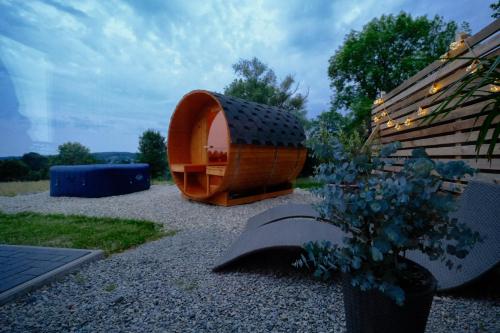 a garden with a wooden tub and a house at Ferienhaus Landblick in Warstein