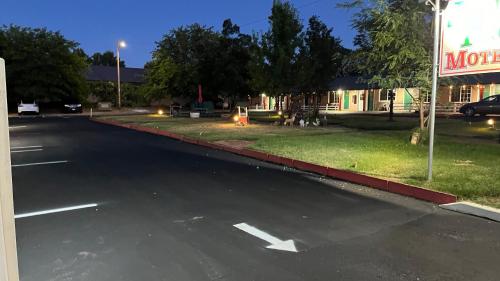 an empty street in front of a motel at Jumping Frog Motel in Angels Camp