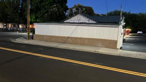 a building sitting on the side of a street at Jumping Frog Motel in Angels Camp