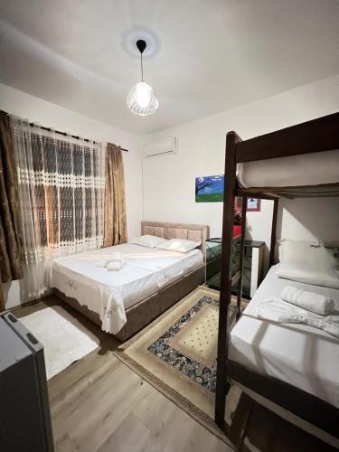 เตียงในห้องที่ David Guesthouse