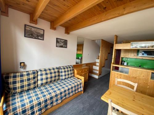 Duplex lumineux skis aux pieds avec balcon