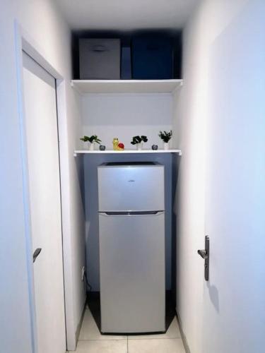 Cette chambre comprend une petite cuisine avec un petit réfrigérateur. dans l'établissement Studio au coeur de la Vendée, à Thorigny