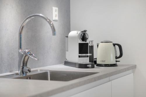 Kemudahan buat kopi dan teh di Monkey business in Kings Park apartment