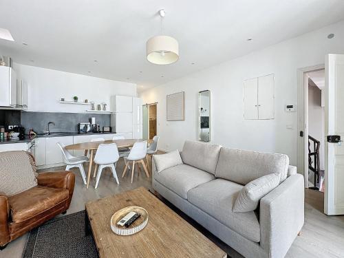 un salon avec un canapé et une table dans l'établissement 64m2 face Majestic - 50m palais & plages, à Cannes