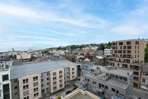 Pemandangan umum bagi Tromsø atau pemandangan bandar yang diambil dari apartmen