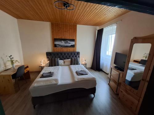 Postel nebo postele na pokoji v ubytování Gasthof International